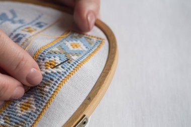 Kadın elleri nakış süsler