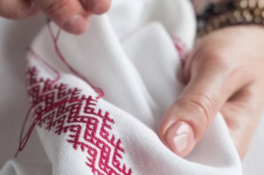 Kadın elleri nakış süsler