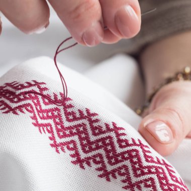 Kadın elleri nakış süsler