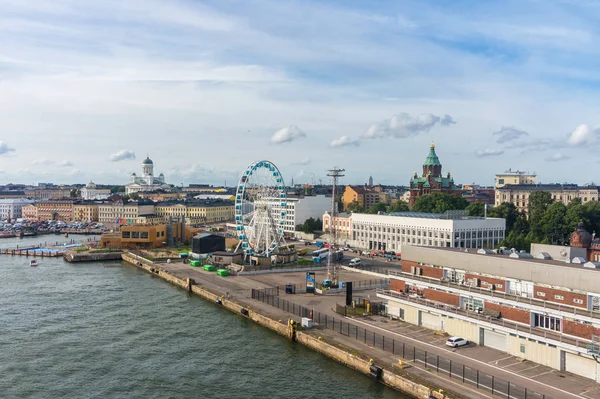 Cityscape van Helsinki. Uitzicht vanaf zee — Stockfoto