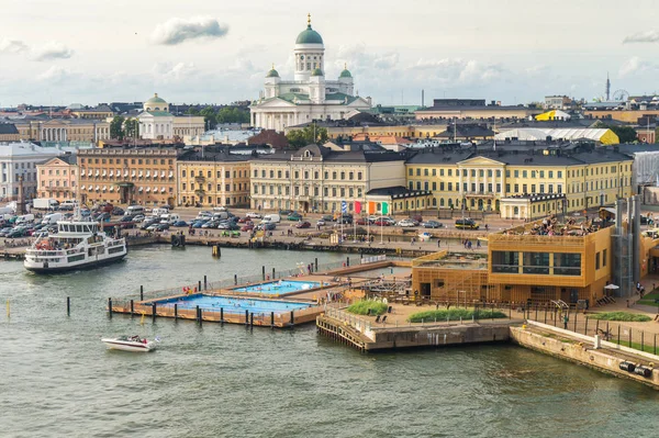 Helsinki Cityscape. Uitzicht vanaf zee — Stockfoto