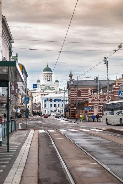 Helsinki, Finlandia-20 sierpnia 2017: widok na katedrę w Helsinkach i ulicę po deszczu — Zdjęcie stockowe