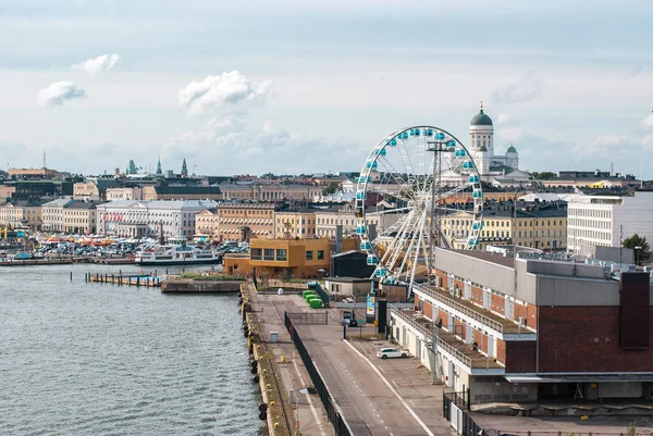 赫尔辛基的城市景观。从海上看 — 图库照片