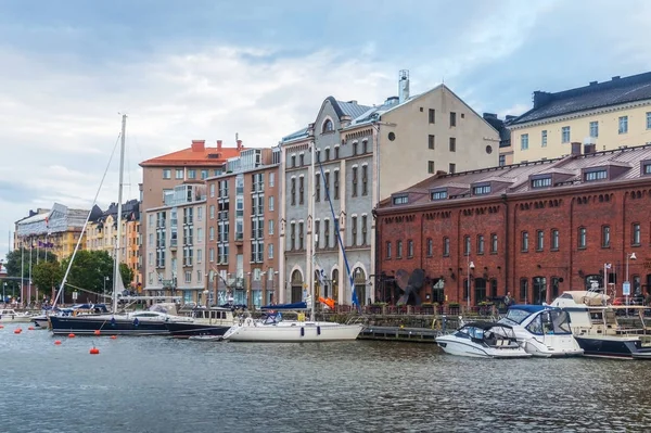 Båtar och yachter förtöjda i hamnen, Helsingfors, Finland — Stockfoto