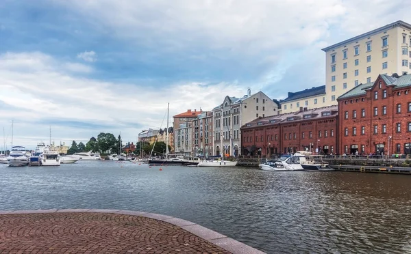 Schepen en jachten afgemeerd in de haven, Helsinki, Finland — Stockfoto