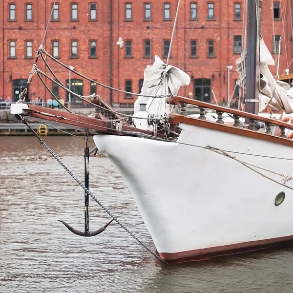 Біла яхта в гавані, Гельсінкі, Фінляндія — стокове фото