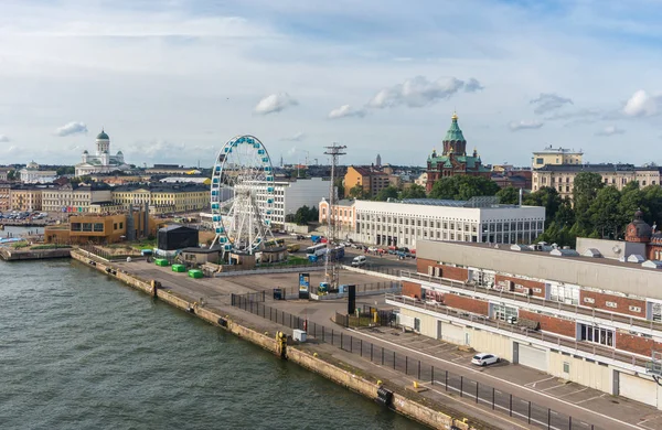 Cityscape van Helsinki. Uitzicht vanaf zee — Stockfoto