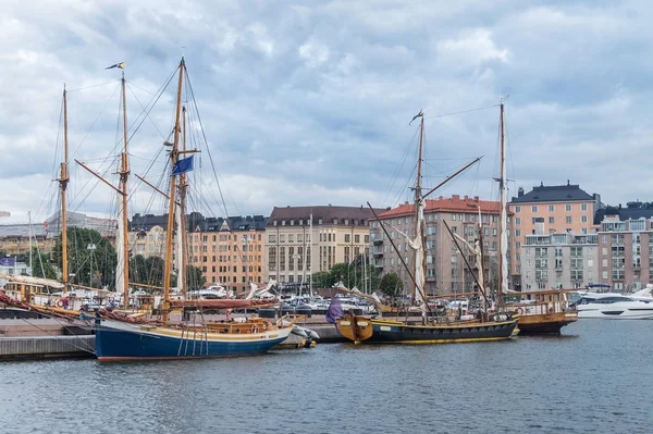 Schepen en jachten afgemeerd in de haven, Helsinki, Finland — Stockfoto