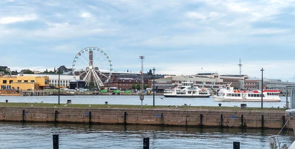 Гельсінкі, Фінляндія-20 серпня 2017: небо колесо і човни в порту Гельсінкі, Фінляндія — стокове фото