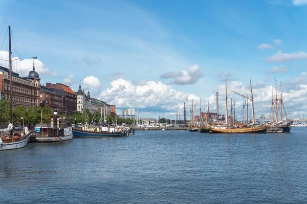 Schepen en jachten afgemeerd in de haven, Helsinki, Finland — Stockfoto