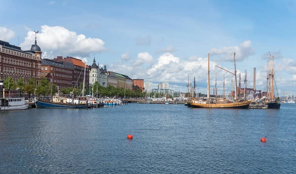 Schepen en jachten afgemeerd in de haven, Helsinki, Finland — Stockfoto