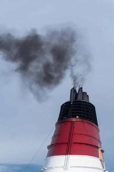 Dampfpfeife mit schwarzem Rauch — Stockfoto