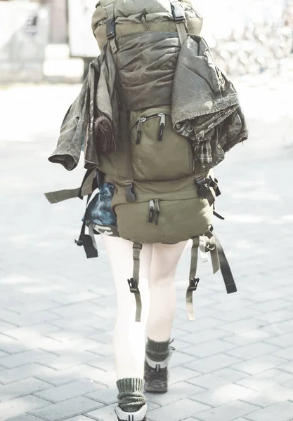 Девушка с большим рюкзаком идет по улице — стоковое фото