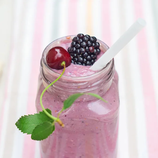 Bütün çilek ile Kiraz ve böğürtlen smoothies