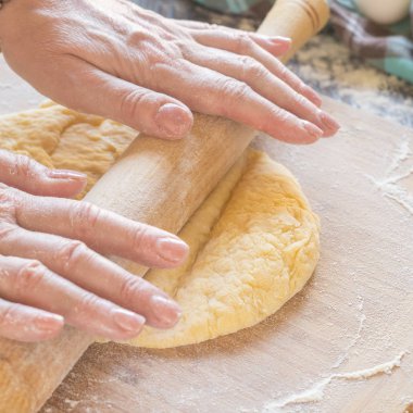 Bir hamur whith oklava yoğurma Kadın