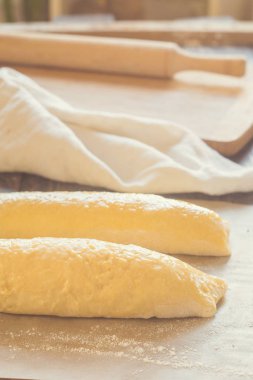 Pişirmeden önce çiğ hamur Rulo