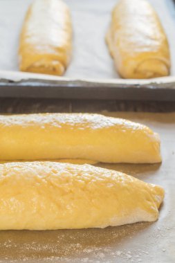 Pişirmeden önce çiğ hamur Rulo