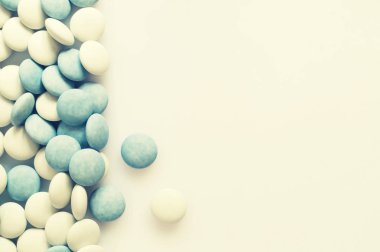 Açık yüzeyde beyaz ve mavi haplar