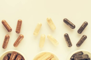 Üç plastik şişeden tıbbi kapsül dökülmesi