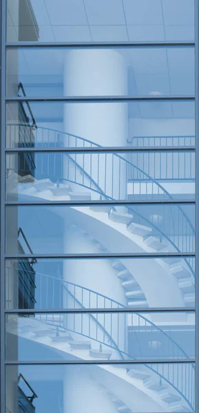 Die Glasfassade eines modernen Gebäudes — Stockfoto