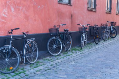Stockholm Old Town sokakta Motosiklet ve ahşap kapı, 