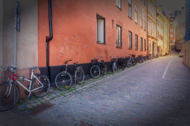 Stockholm Old Town sokakta Motosiklet ve ahşap kapı, 