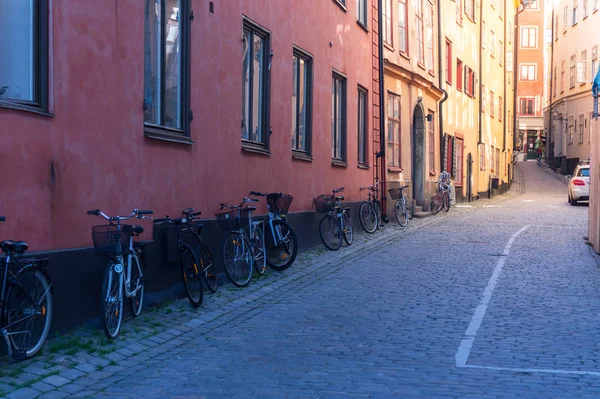 Motorcycle and wooden gate on the Old Town street in Stockholm, — Stock Photo, Image