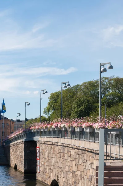 Steinbrücke mit Blumenbeeten, Stockholm, Schweden — Stockfoto