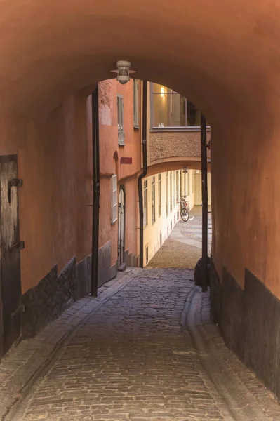 Narrow street in Old Town in Stockholm, Sweden — Stock Photo, Image