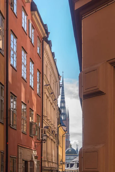 Úzká ulice ve starém městě ve Stockholmu, Švédsko — Stock fotografie