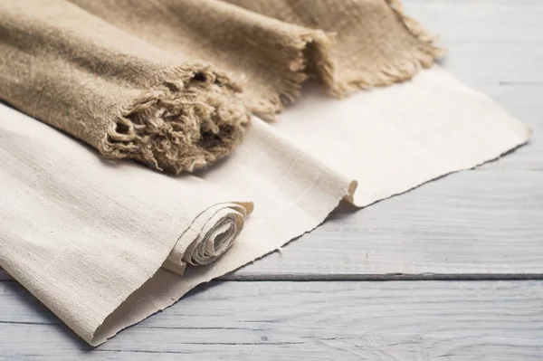 Beyaz ahşap yüzeyüzerinde kenevir kumaş