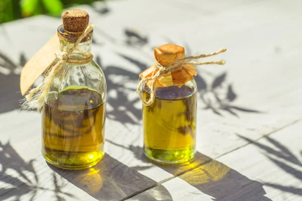 Olej konopny w małych butelkach — Zdjęcie stockowe