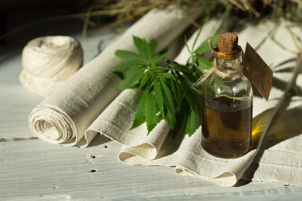 Aceite de cáñamo, lienzo e hilos — Foto de Stock