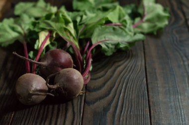 Tahta bir masada pancar.