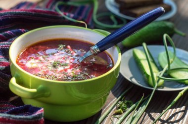 kırmızı pancar çorbası ekşi krema ile