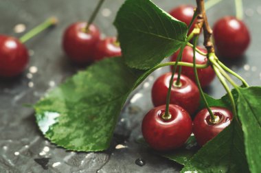 Karanlık bir masada olgun kiraz