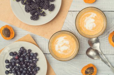 Dut, kayısı ve nane smoothies