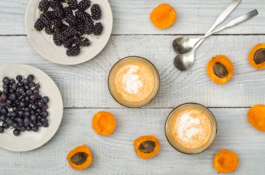 Dut, kayısı ve nane smoothies