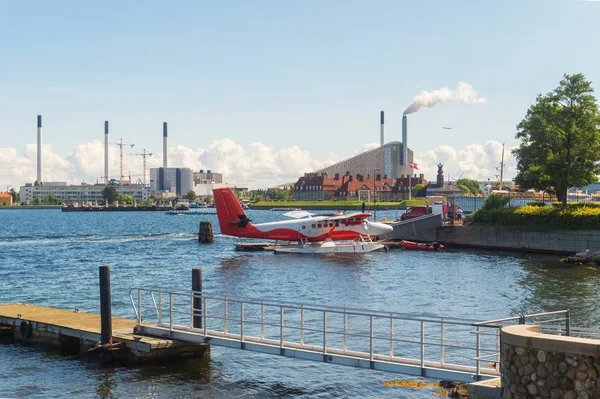 Червоний Гідролітак на пірсі, Копенгаген, Данія — стокове фото