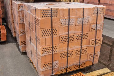 Katlanmış ve paketlenmiş kırmızı tuğlalar