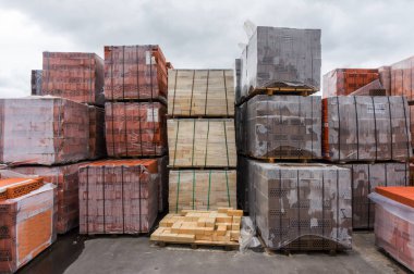 Katlanmış ve paketlenmiş tuğlalar
