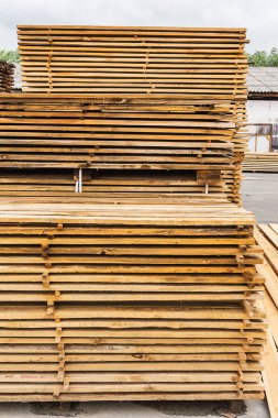 Mağazada katlanmış panolar