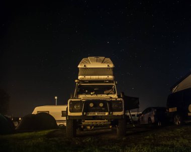 Gece gökyüzünün arka planda büyük off road araba