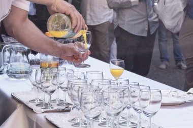 Barman bir bardak bir içki döker