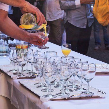 Barman bir bardak bir içki döker