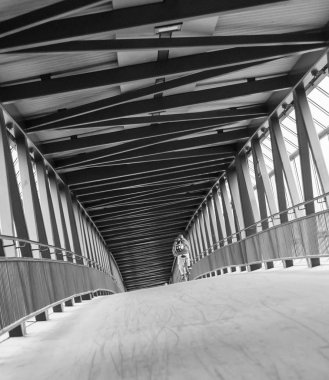 Bisikletçi tünelden geçiyor