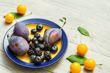 Erik ve yaban mersini bir tabakta