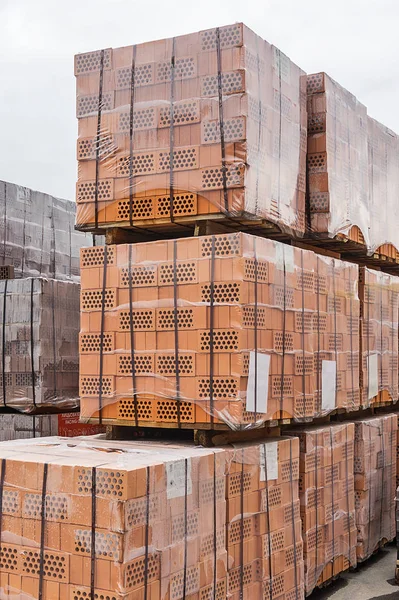 Katlanmış ve paketlenmiş kırmızı tuğlalar