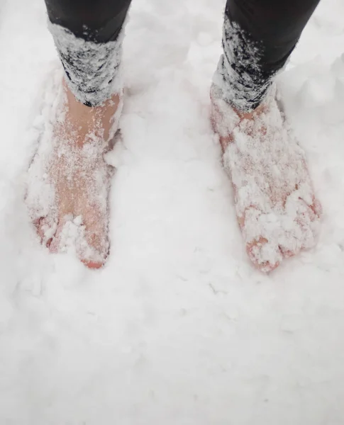 男人在雪地里赤脚 — 图库照片