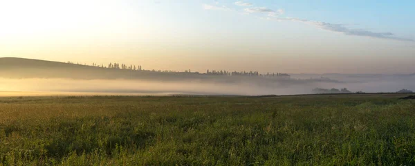 Ομίχλη πάνω από ένα χωράφι την αυγή — Φωτογραφία Αρχείου